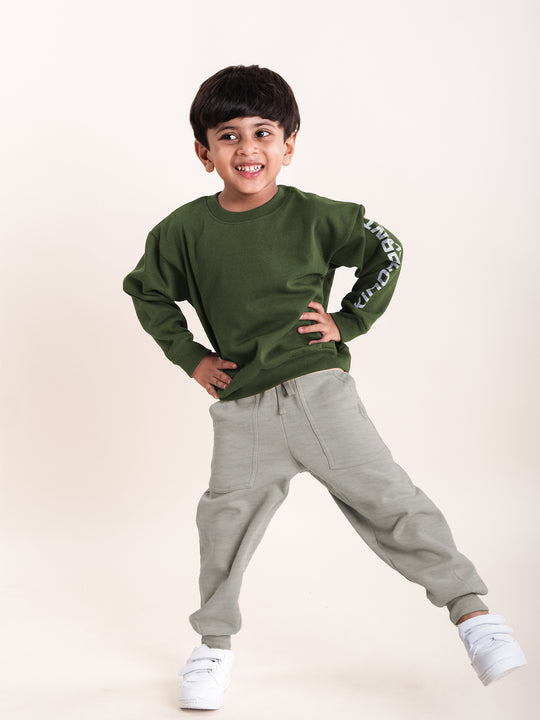 Boys Fleece Full Sleeves Text Printed Sweatshirt With Jogger