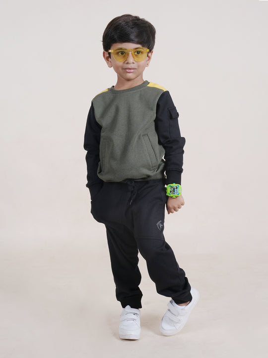 Boys Fleece Full Sleeves Cut And Sew Detailed Sweatshirt With Jogger