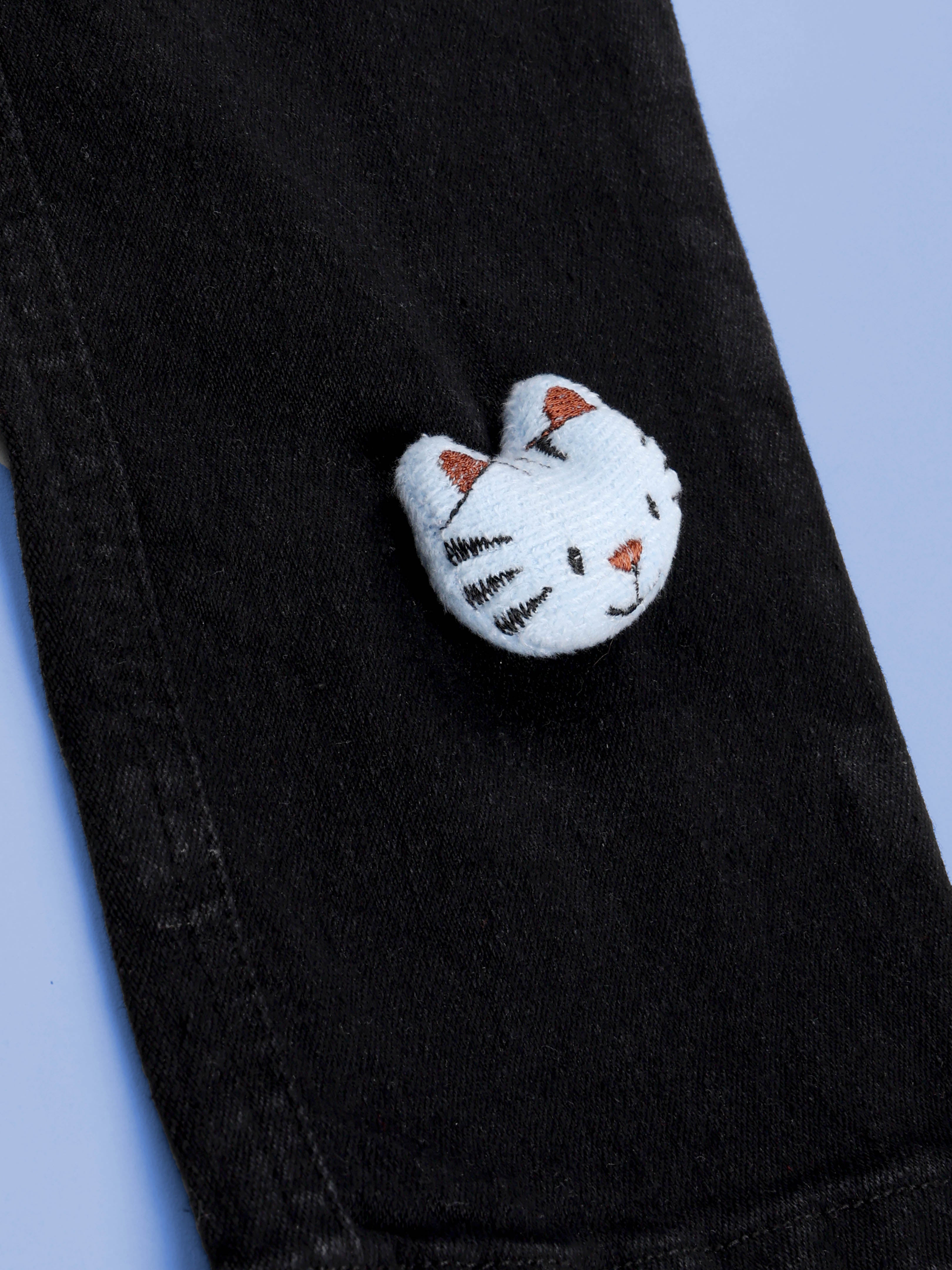 KiddoPanti Boys Regular Fit Denim Pant With Multi Badge