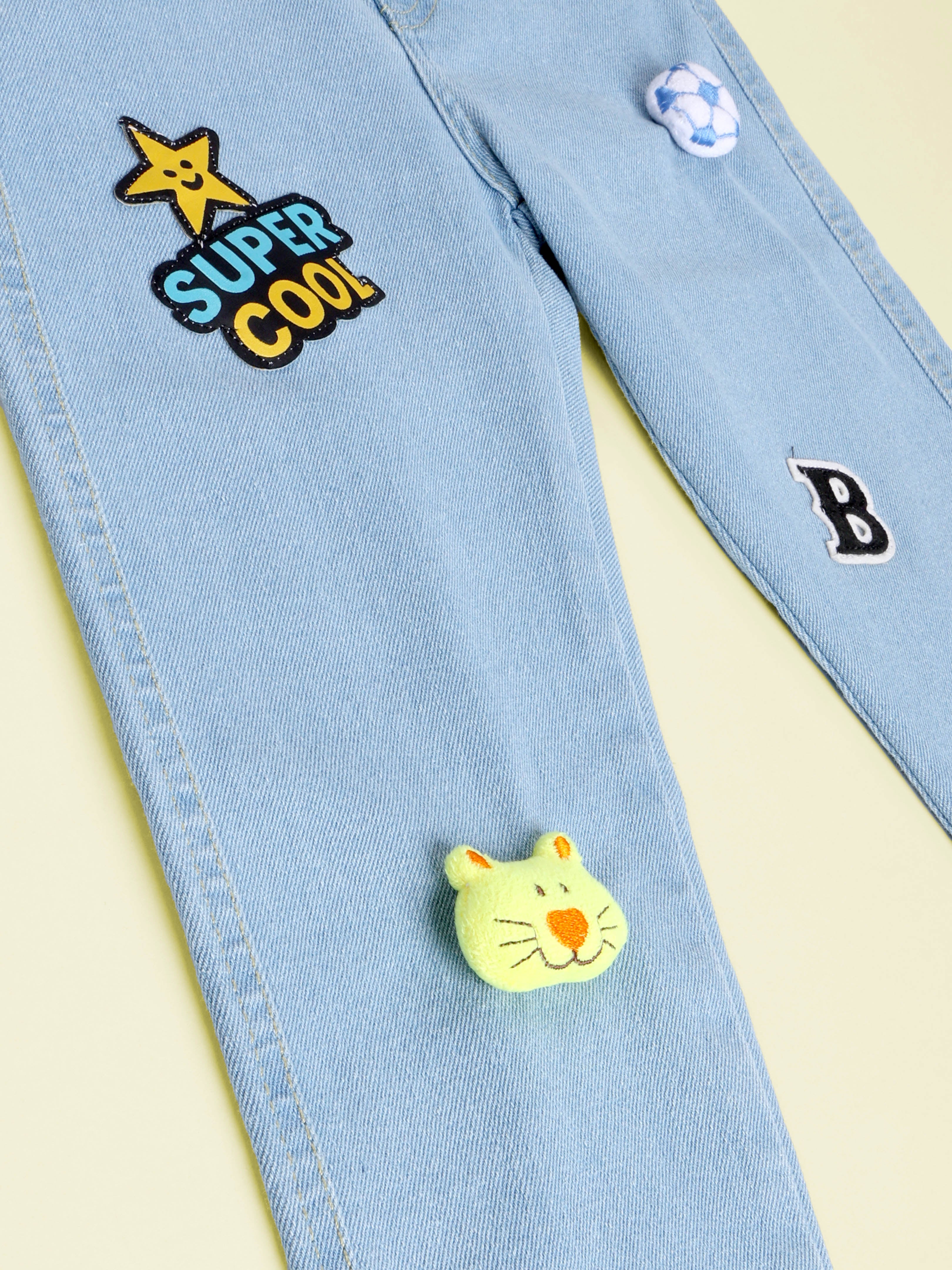 KiddoPanti Boys Regular Fit Denim Pant With Multi Badge