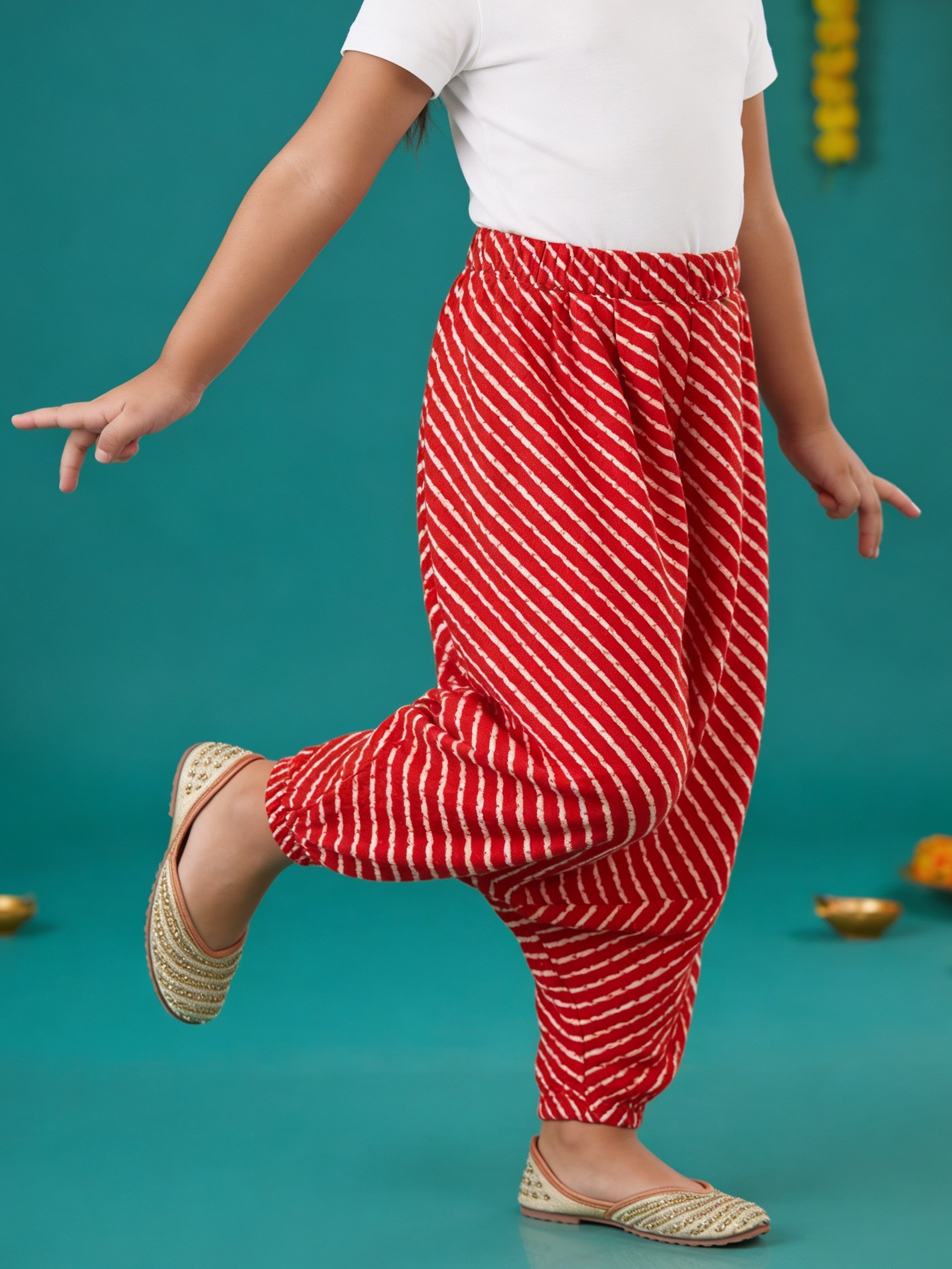 Kiddopanti Girls Cotton All Over Wavy Stripes Printed Jodhpuri Pant