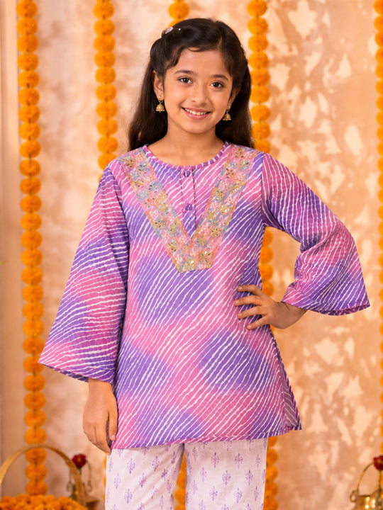 Kiddopanti Girls Georgette Full Sleeves Leheriya Print Kurta with Embroidered Yoke Lace
