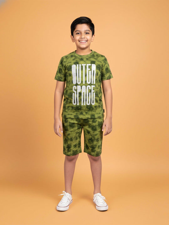 Kiddopanti Boys Cotton Tie & Dye Printed T-Shirt With Chest Print & Knee Length Shorts Set
